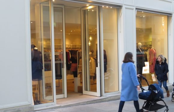 Mais pourquoi les commerces laissent-ils leurs portes ouvertes, même par grand froid ?