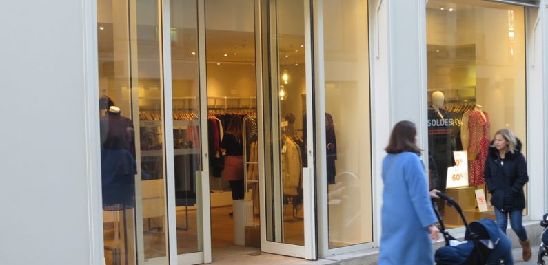Mais pourquoi les commerces laissent-ils leurs portes ouvertes, même par grand froid ?