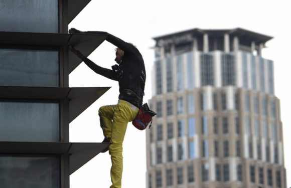 Philippines: Alain Robert arrêté après l&rsquo;ascension d&rsquo;un gratte-ciel de Manille