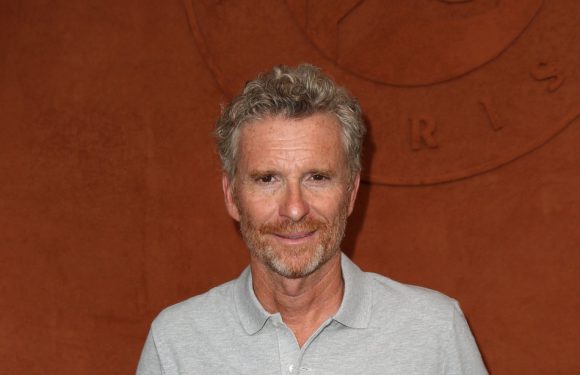 VIDEO. Denis Brogniart opéré et plâtré après avoir «fait trop de sport»