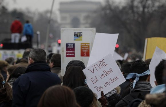Plusieurs milliers de manifestants ont défilé contre l’avortement à Paris