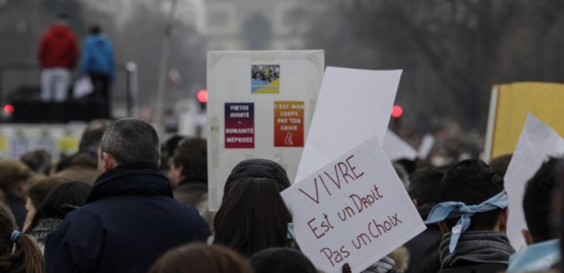 Plusieurs milliers de manifestants ont défilé contre l’avortement à Paris