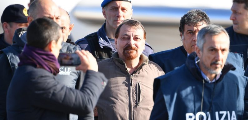 VIDEO. Cesare Battisti extradé: Retour sur quarante ans de cavale