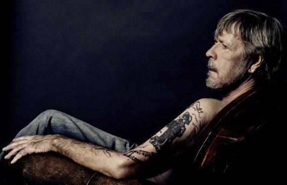 «Renaud, toujours debout!»: Le documentaire de C8 revient sur l’ombre et la lumière du chanteur
