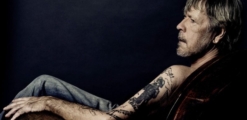 «Renaud, toujours debout!»: Le documentaire de C8 revient sur l’ombre et la lumière du chanteur