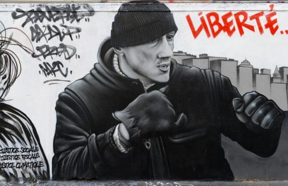 «Gilets jaunes» à Paris: Des grapheurs réalisent une fresque sur le mouvement et Christophe Dettinger