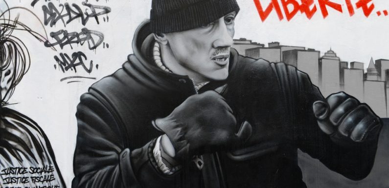 «Gilets jaunes» à Paris: Des grapheurs réalisent une fresque sur le mouvement et Christophe Dettinger