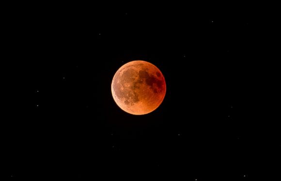 VIDEO. Comment observer l’éclipse de Lune dans la nuit de dimanche à lundi, la dernière visible avant 2022?