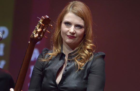 Elodie Frégé fait sa demande en mariage sur Instagram… Madonna se souvient de sa remise de diplôme…