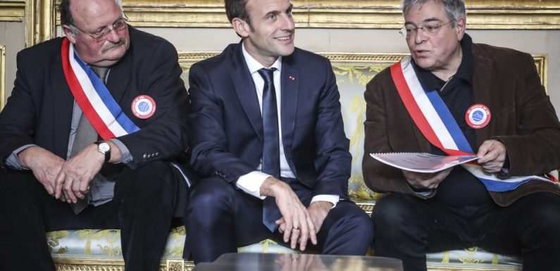 AUDIO. «Minute Papillon!»: Emmanuel Macron devant les maires, procès de policiers et éclipse totale de lune