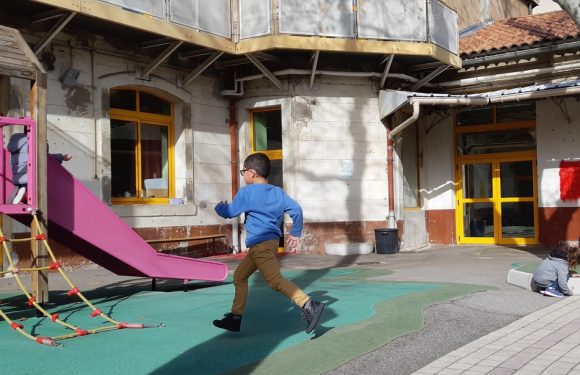 Marseille: «Des bras, pas des primes!» Des parents infiltrent une école pour demander des embauches