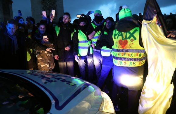 Dunkerque: environ 400 «gilets jaunes» défilent pour une «marche nocturne»