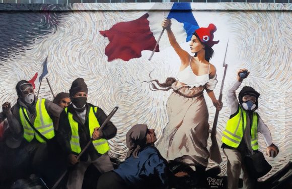 Paris: Un street artist réalise une fresque de «La Liberté guidant le peuple» de Delacroix version «gilets jaunes»