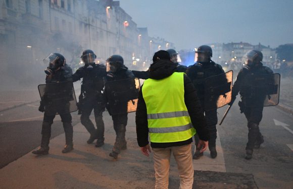 VIDEO. «Gilets jaunes»: Un photographe blessé à la Rochelle par un tir de lanceur de balle de défense