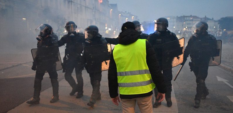 VIDEO. «Gilets jaunes»: Un photographe blessé à la Rochelle par un tir de lanceur de balle de défense