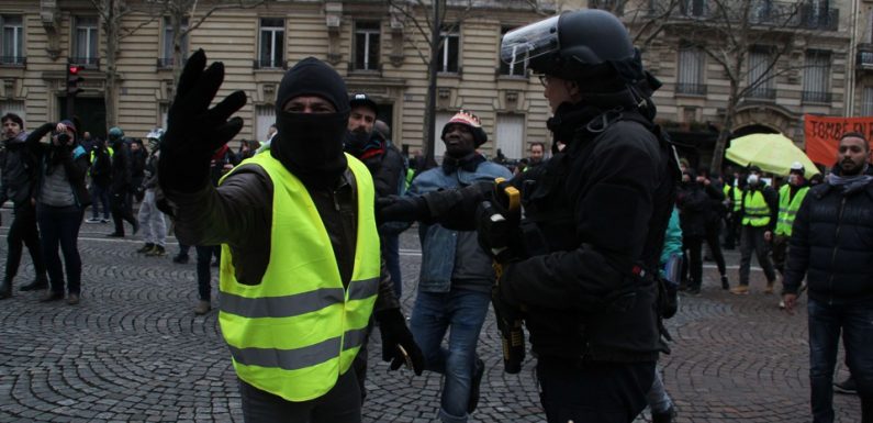 VIDEO. «Acte 9» des «gilets jaunes»: Menace de viol, nez fracturé, claque dans le dos… Les journalistes attaqués