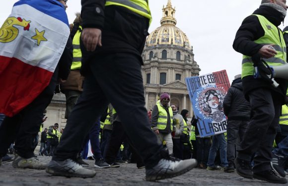 Les «gilets jaunes» restent mobilisés après le lancement du débat national