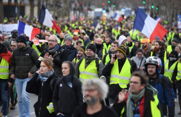 «Gilets jaunes» à Paris: Annick Girardin à la rencontre des manifestants devant son ministère
