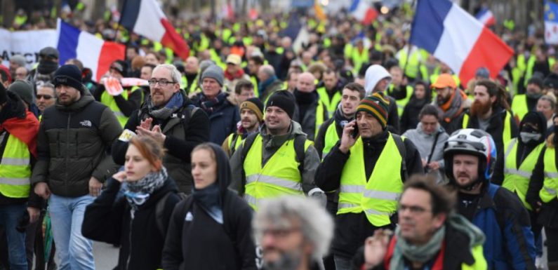 «Gilets jaunes» à Paris: Annick Girardin à la rencontre des manifestants devant son ministère