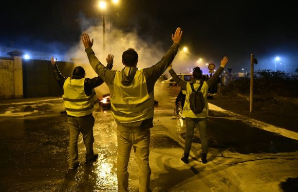 «Gilets jaunes» au Mans: Le dépôt pétrolier de nouveau bloqué, la police intervient