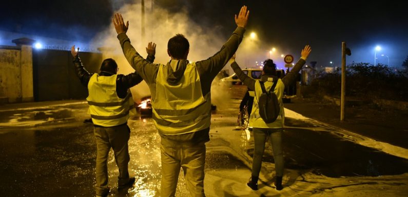 «Gilets jaunes» au Mans: Le dépôt pétrolier de nouveau bloqué, la police intervient