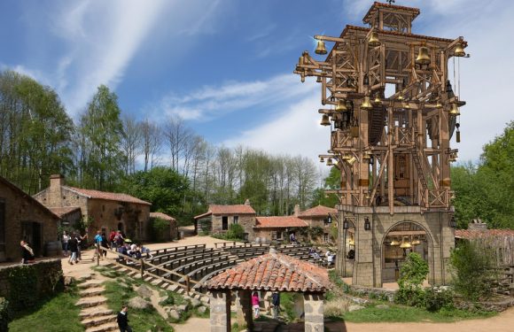 Vendée: Ça y est, la première pierre du Puy du fou espagnol vient d&rsquo;être posée