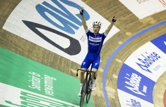 «C’était une blague»… Quick Step s’excuse après le geste déplacé de l’un de ses coureurs envers une femme