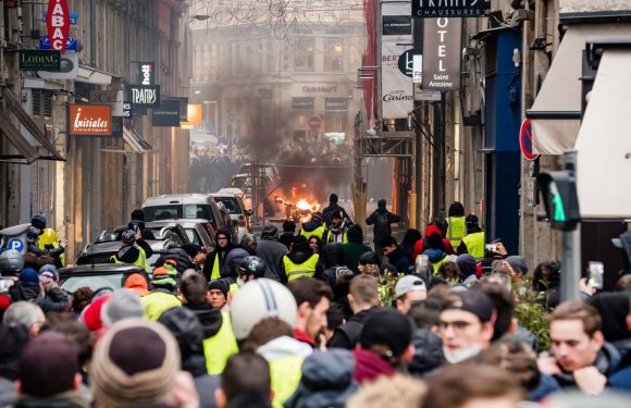 VIDEO. « Gilets jaunes » à Lyon: Vingt personnes interpellées, la police déplore « une violence particulière envers les forces de l’ordre »