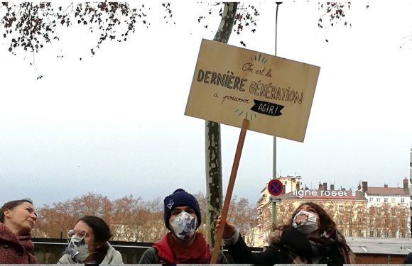 VIDEO.Lyon: Des milliers de personnes participent à une immense chaîne humaine contre la pollution de l’air