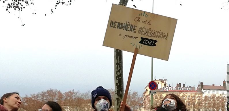 VIDEO.Lyon: Des milliers de personnes participent à une immense chaîne humaine contre la pollution de l’air