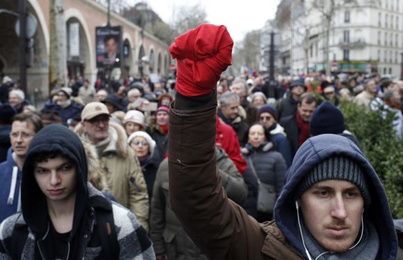Slogans infiltrés, pancarte détournée… Retour sur les intox autour des «foulards rouges»
