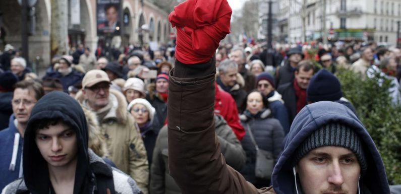 Slogans infiltrés, pancarte détournée… Retour sur les intox autour des «foulards rouges»