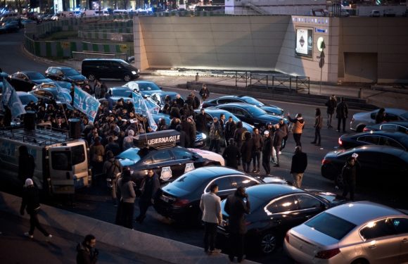 Paris: Des VTC bloquent la Porte Maillot pour obtenir un tarif minimum et un numerus clausus