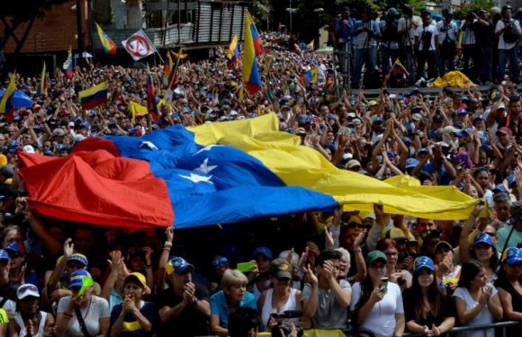 VIDEO. Venezuela: Emmanuel Macron salue le «courage» des Vénézuéliens, le Kremlin soutient Nicolas Maduro