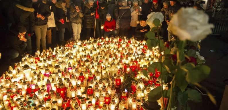 VIDEO. Des milliers de Polonais rendent hommage au maire de Gdansk assassiné