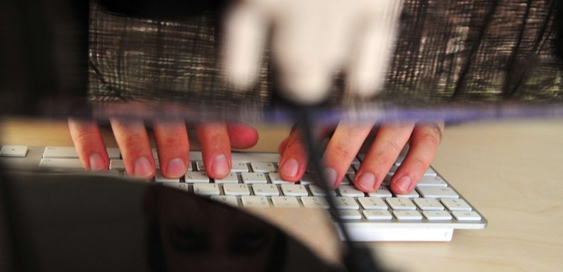 Cyberharcelé(e)s: «Des centaines d’articles me liaient à des histoires sordides de pédophilie, mon nom était partout»