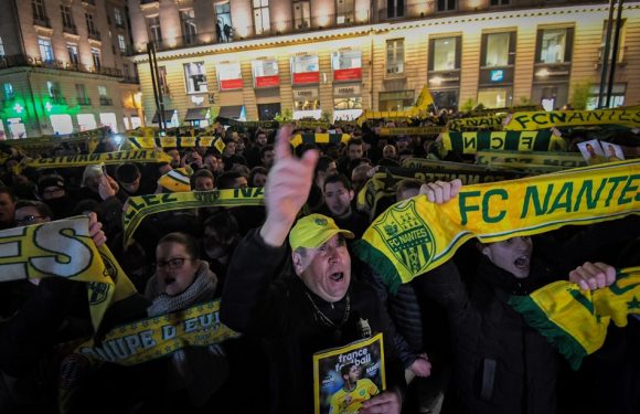 VIDEO. Disparition de Sala: Pleurs, chants, bouquets… L’immense hommage des supporters nantais