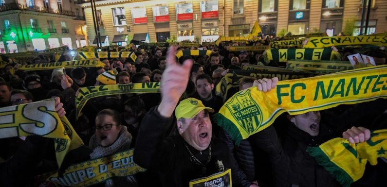 VIDEO. Disparition de Sala: Pleurs, chants, bouquets… L’immense hommage des supporters nantais
