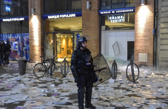 «Gilets jaunes» à Toulouse: 60 personnes interpellées, des agences bancaires saccagées