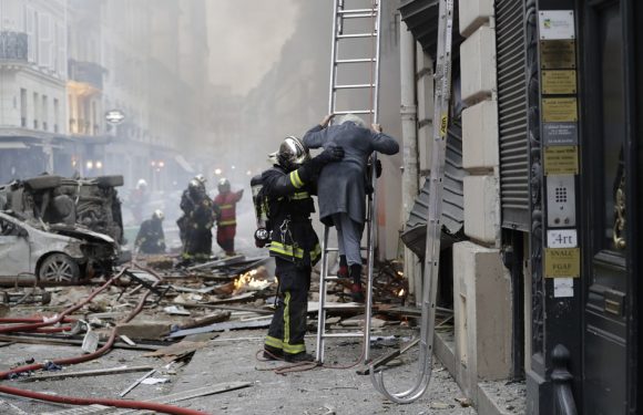 Explosion à Paris: Pierre Niney et Omar Sy rendent hommage aux deux pompiers décédés
