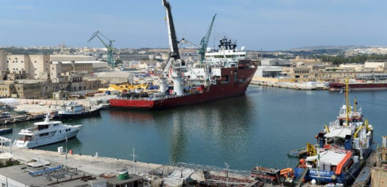 Migrants: Un cargo porte assistance au canot en détresse au large de la Libye