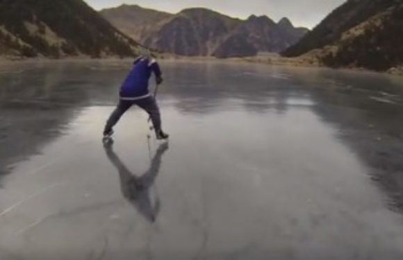 VIDEO. Pyrénées: Cinq copains s&rsquo;éclatent en jouant au hockey sur un lac gelé