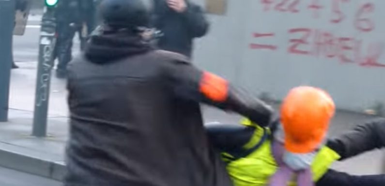 Oui, une « gilet jaune » a bien été frappée au casque par un policier