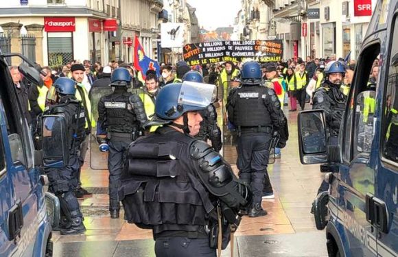A Angers, la ville secouée par l’afflux de « gilets jaunes » bretons et vendéens