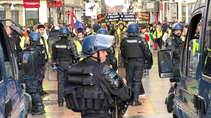 A Angers, la ville secouée par l’afflux de « gilets jaunes » bretons et vendéens