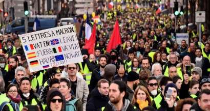 Les « gilets jaunes » restent mobilisés après le lancement du « grand débat »