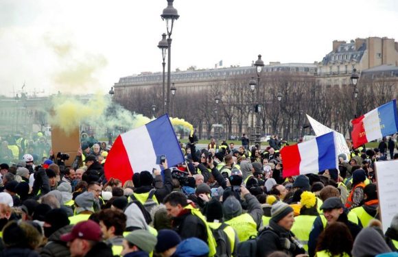 En images : les « gilets jaunes » défilent à Paris pour l’Acte X