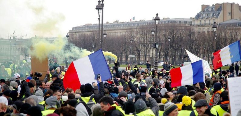 En images : les « gilets jaunes » défilent à Paris pour l’Acte X