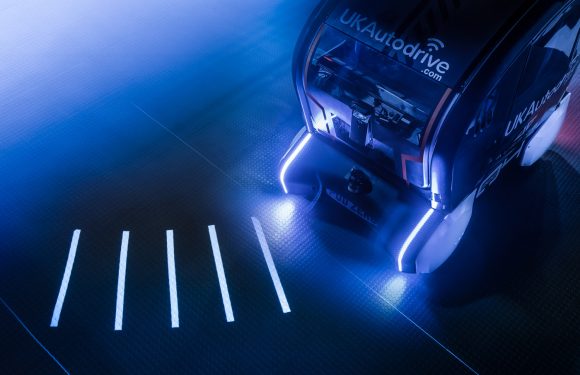 Jaguar imagine une voiture autonome qui projette au sol son trajet à venir