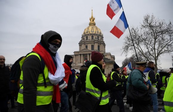 Les « Gilets jaunes » de nouveau dans la rue malgré le lancement du débat national